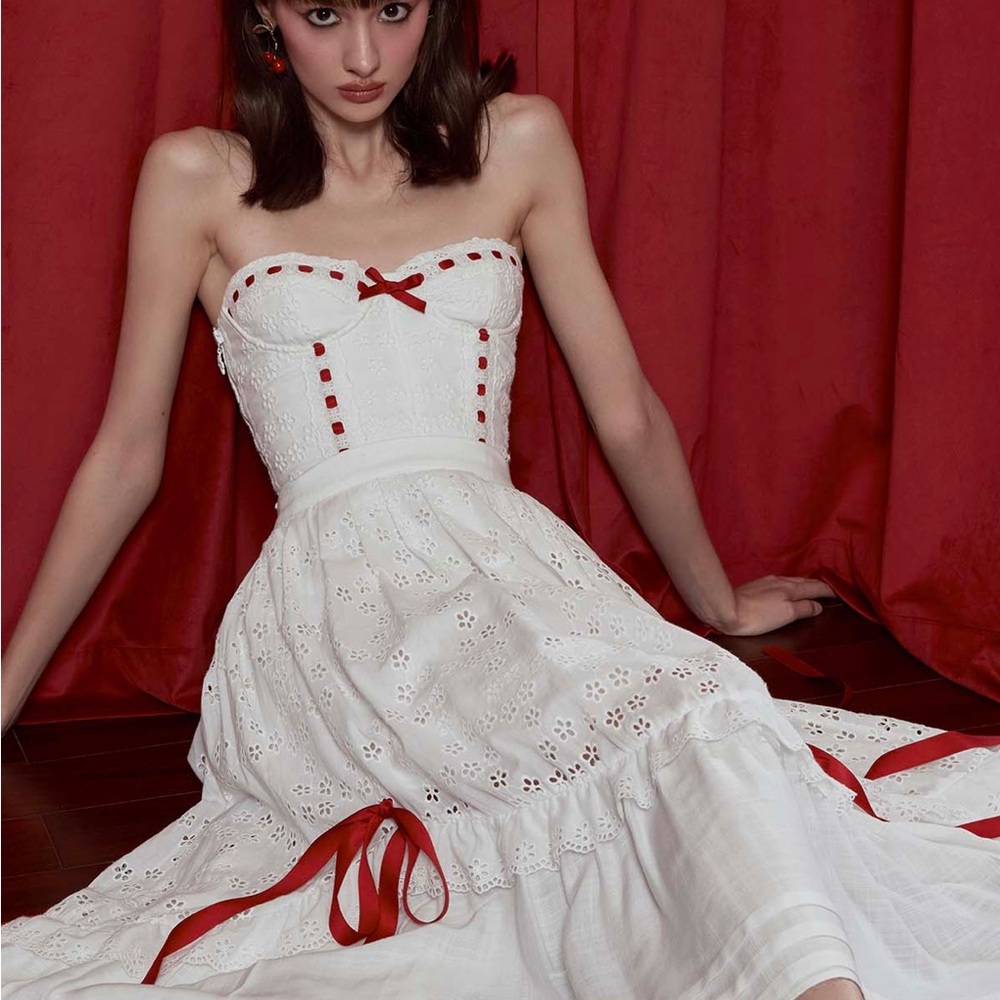 Chic Strapless White Dress with Red Accents - Picture 2 of 8